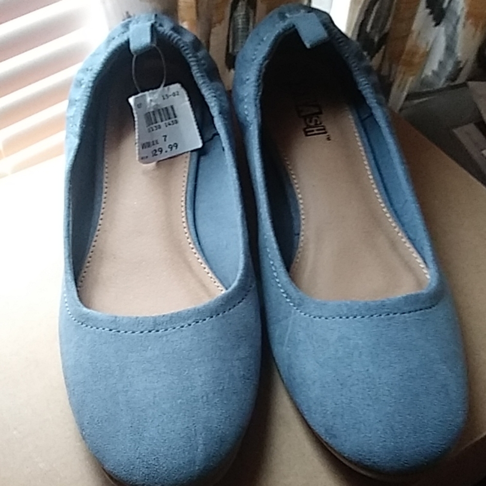 Shoes - Picture 3 of 4
